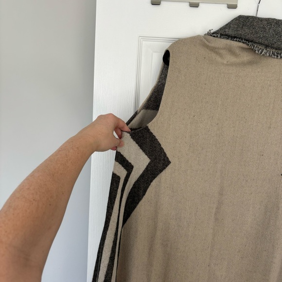 Love stitch | Sleeveless Sweater Poncho - One Size - Picture 3 of 7